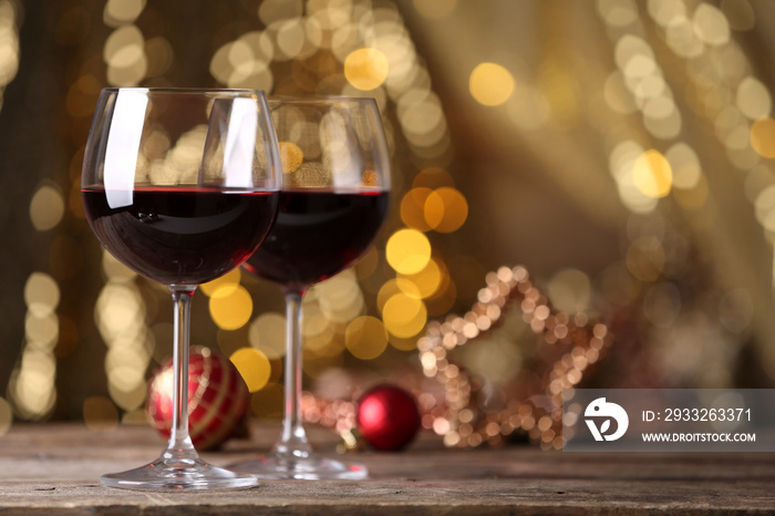 金色背景木桌上的红酒和圣诞装饰品