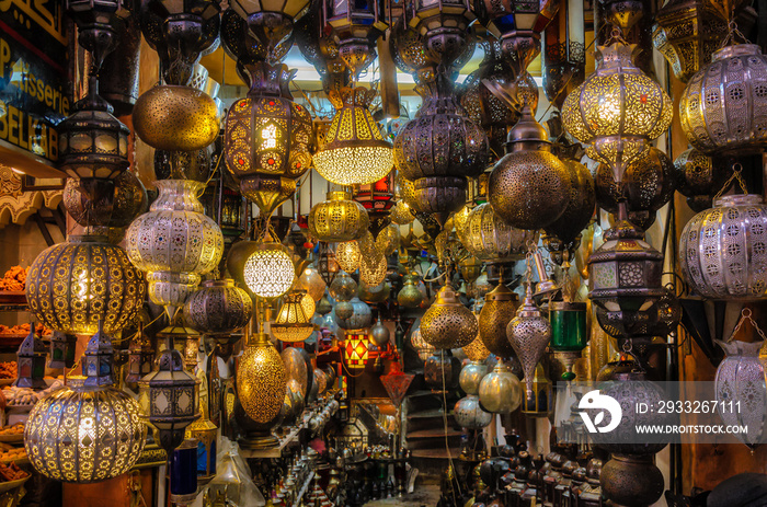 Orientalische Lampen im Basar der Medina von Marrakesch Marokko