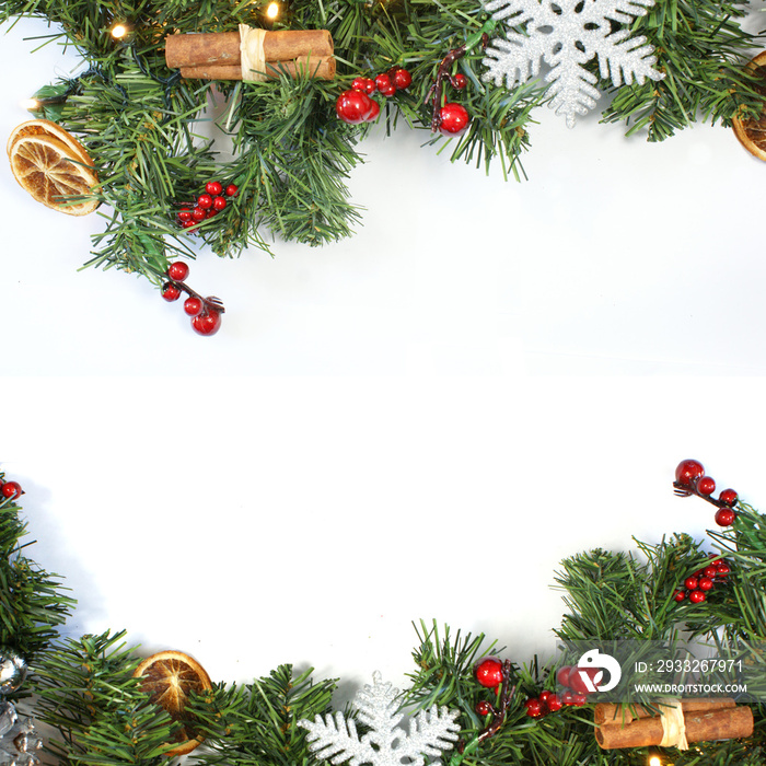 用装饰品和冷杉树枝装饰圣诞背景