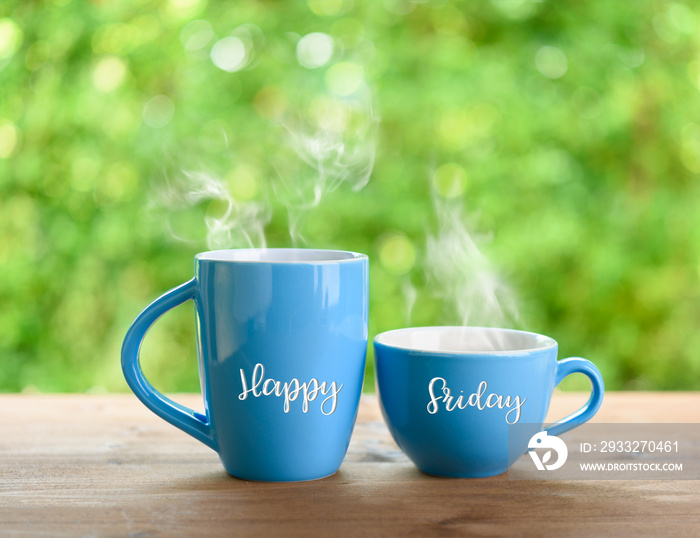 蓝色咖啡杯和自然绿色模糊背景上的快乐星期五名言
