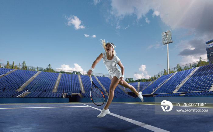 美丽的女网球运动员在户外职业网球场上发球。