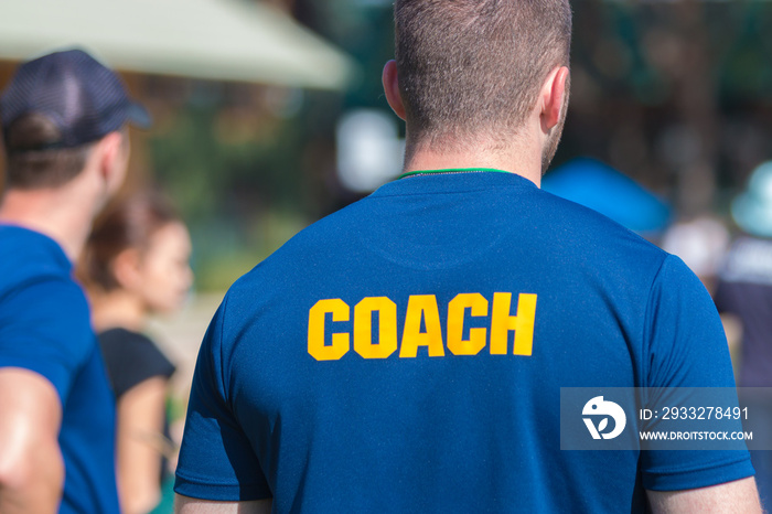 一件印有黄色Coach字样的Coach蓝色衬衫的背面