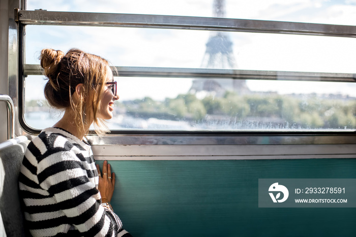 巴黎一名年轻女子从火车窗口眺望埃菲尔铁塔
