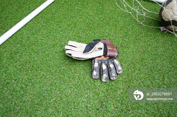 草地上的足球守门员手套