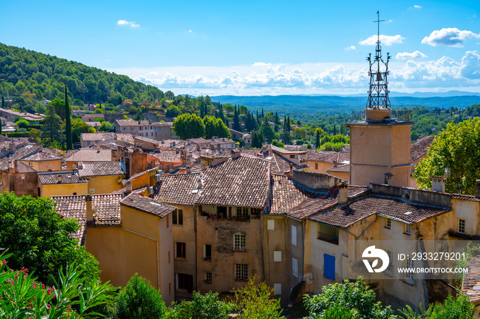 旅游目的地，普罗旺斯古老的小村庄Coignac，周围是葡萄园和悬崖w