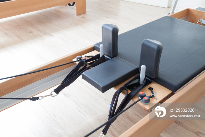 Reformer普拉提工作室机器，用于健身房健身锻炼