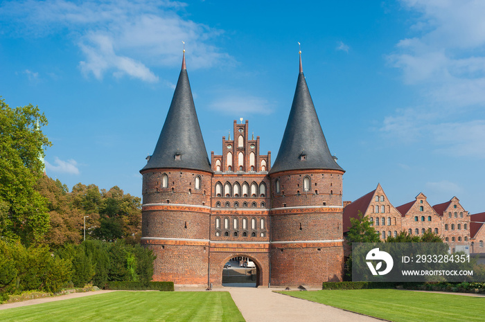 Holstentor und Salzspeicher in Lübeck