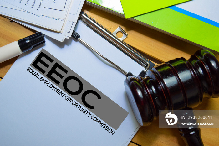 平等就业机会委员会（EEOC）文件表格上的文本和办公室隔离的木槌