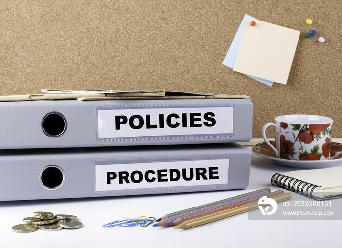 政策和程序-白色办公桌上的两个文件夹。