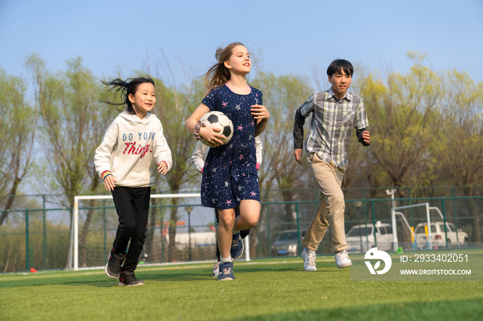 可爱的小学生们在草地上玩耍