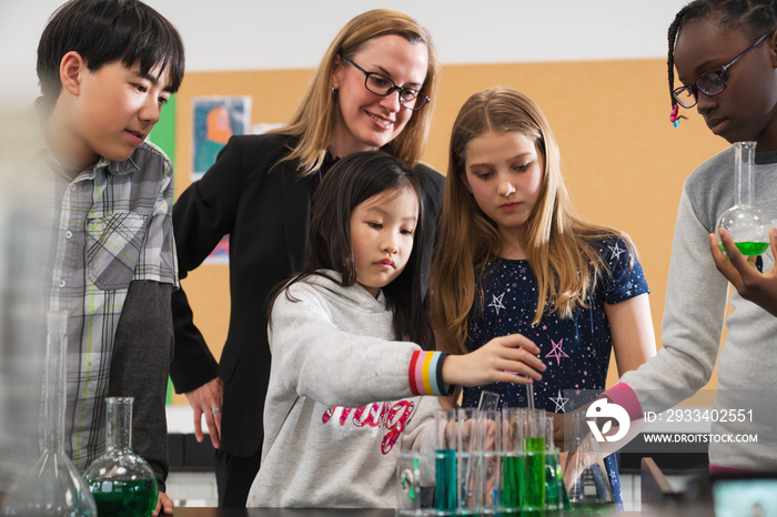 教师辅导小学生做科学实验