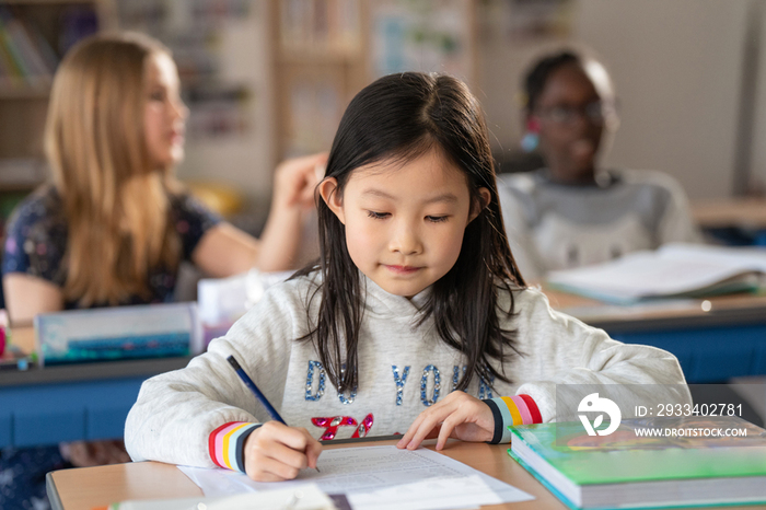 国际学校学生在教室里上课