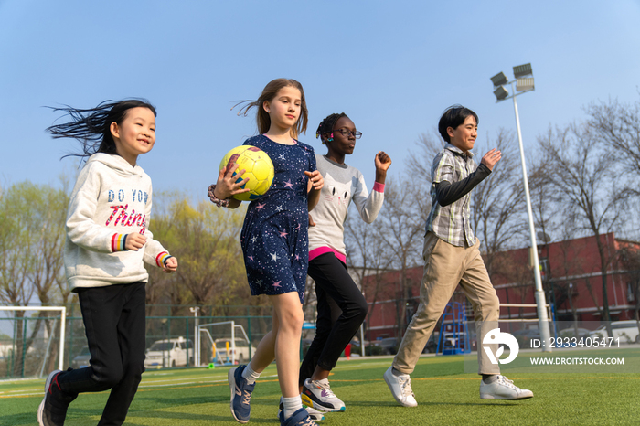 可爱的小学生们在草地上玩耍