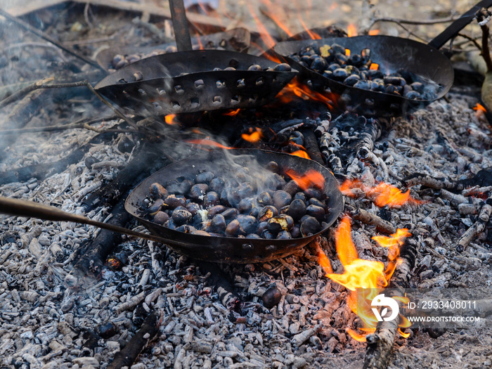 Castañas cocineros en sarten en el fuego,La Castanyada en Catalunya