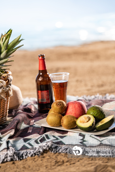沙滩上的水果和饮料