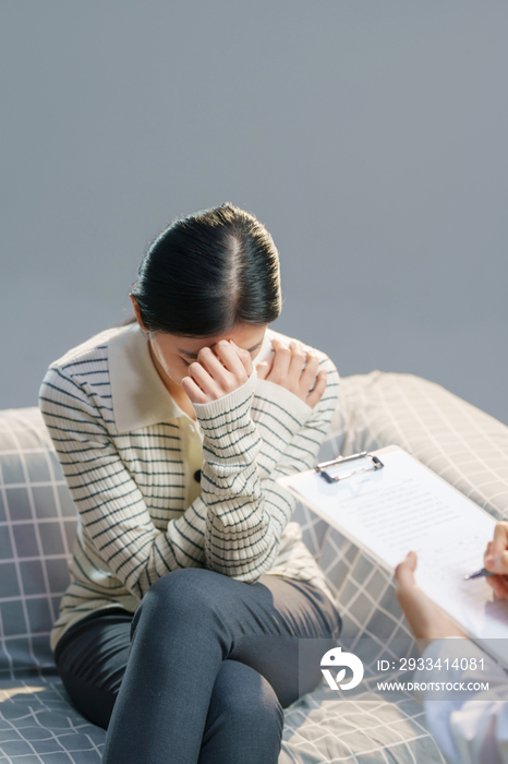 青年女人和心理医生交谈