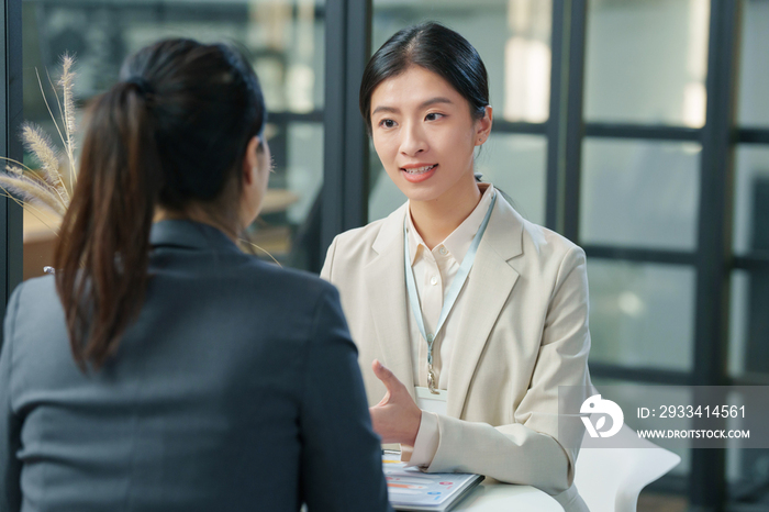 青年女设计师和顾客交谈