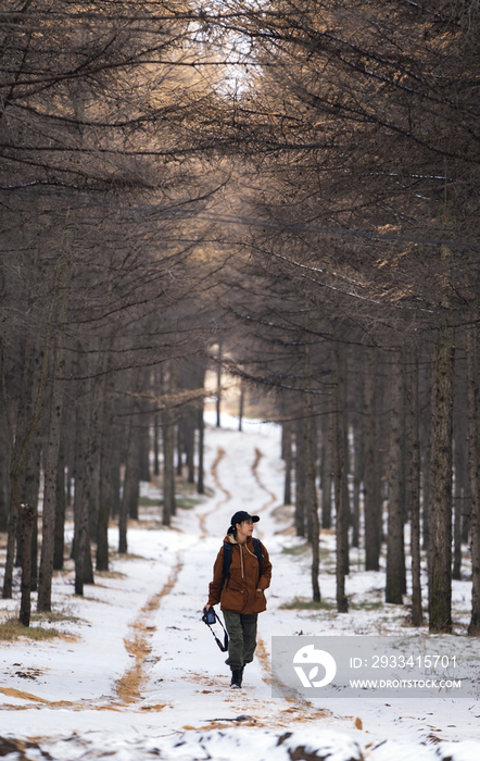 年轻女子户外拍摄美景