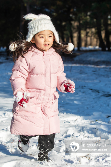 快乐的小女孩在雪地里玩耍