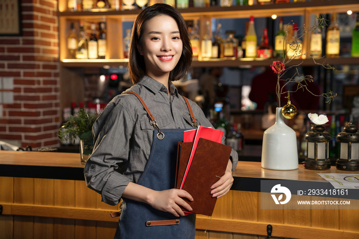 拿着菜单的餐吧女服务员