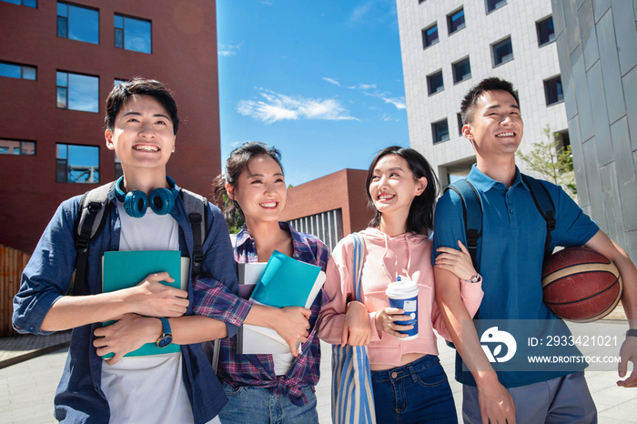 两对亲密的大学生情侣在校园里