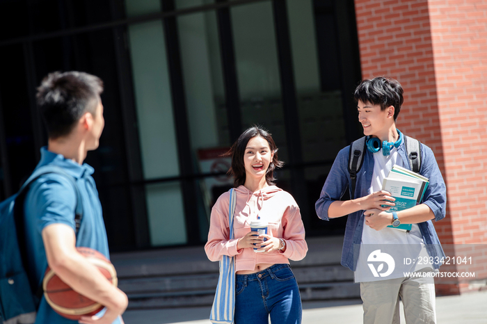 下课后的大学生在校园里