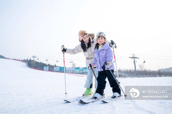 滑雪场上滑雪的快乐母女