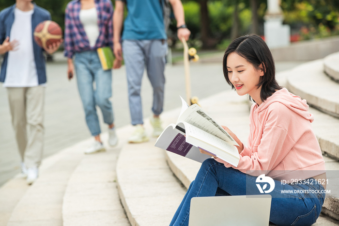 校园里的大学生