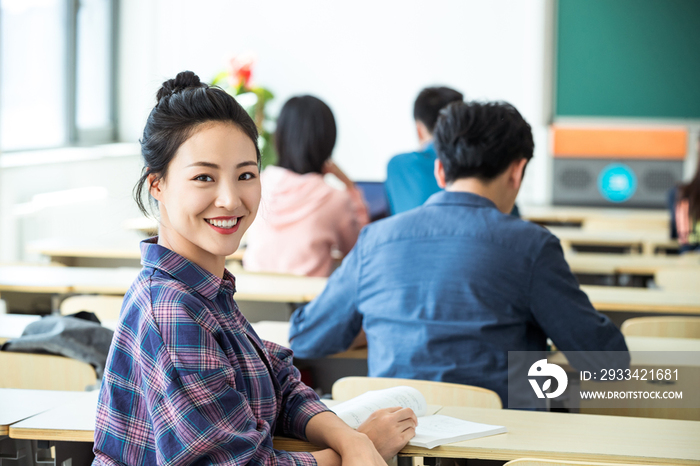 大学生在教室内上课