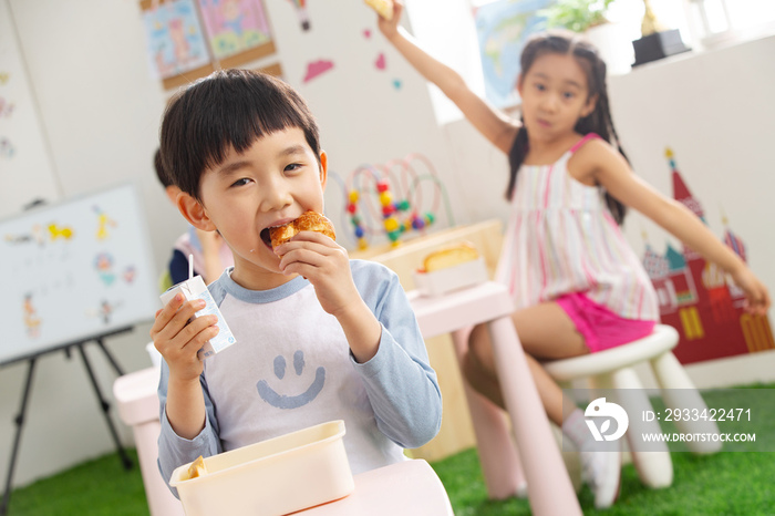 幼儿园小朋友用餐