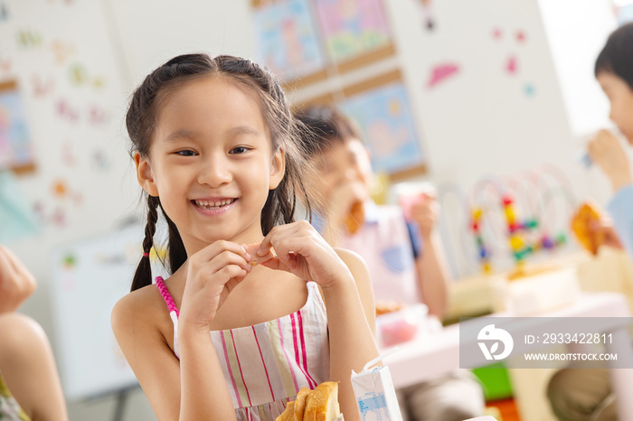 幼儿园小朋友用餐