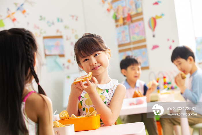 幼儿园小朋友用餐