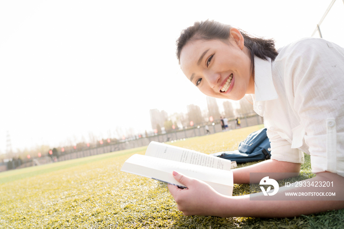 青年女大学生在校园里学习