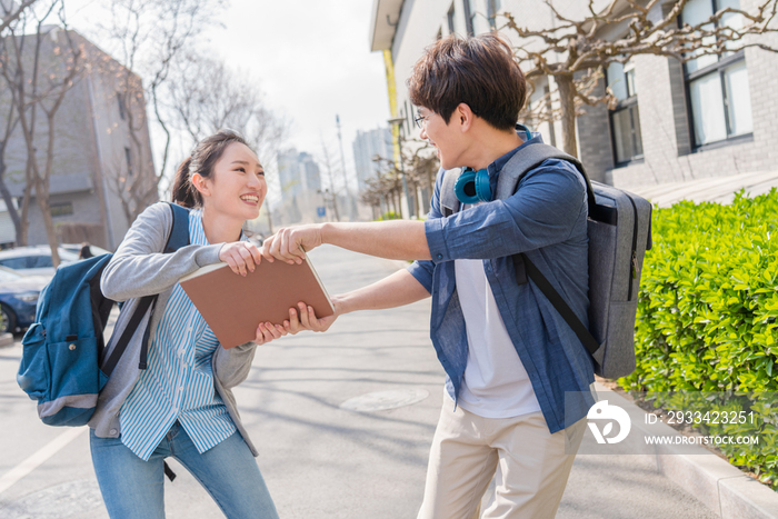 大学生情侣在校园里