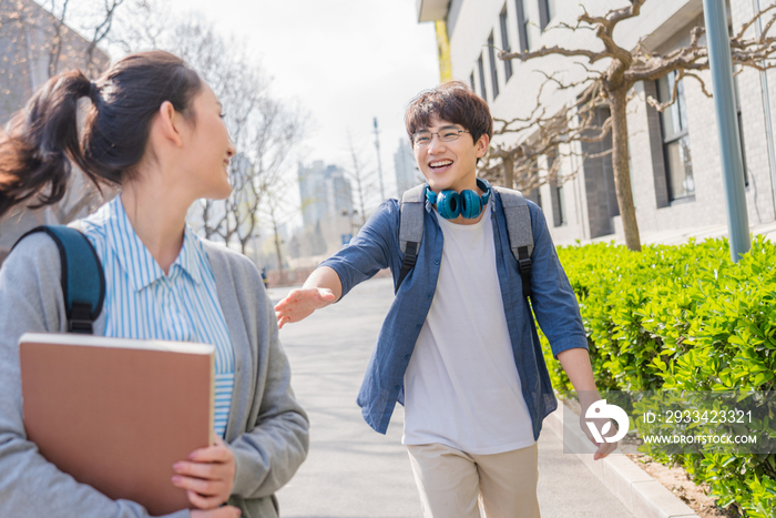 大学生情侣在校园里