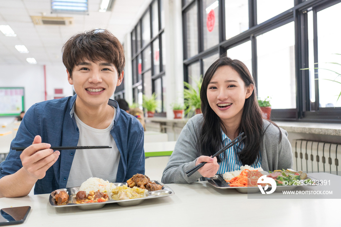 大学生在食堂里用餐