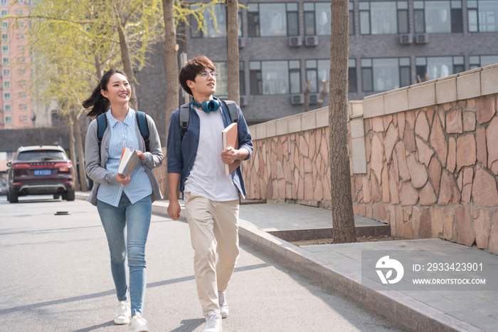 大学生情侣在校园里