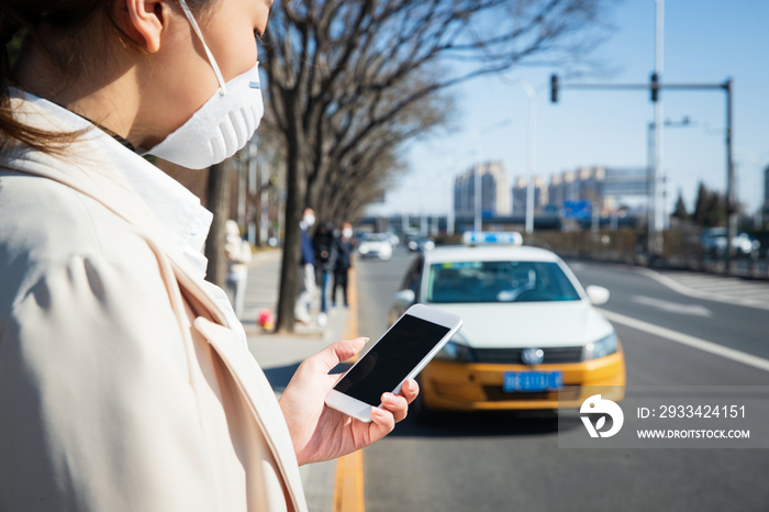 青年女人路边打出租车