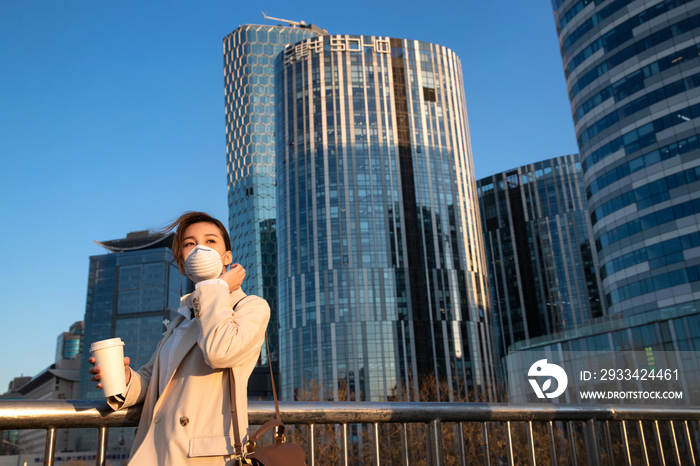 户外戴口罩的青年女人