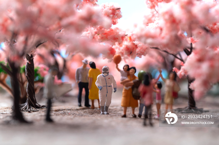 樱花树下的医护人员和游客