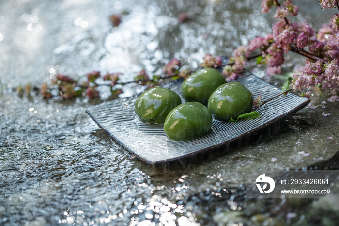 雨中的青团和桃花枝