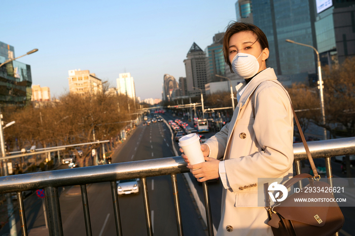 户外戴口罩的青年女人