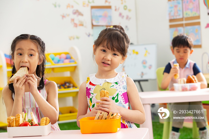 幼儿园小朋友用餐