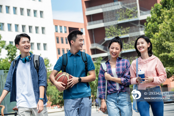 快乐的大学生在校园里步行