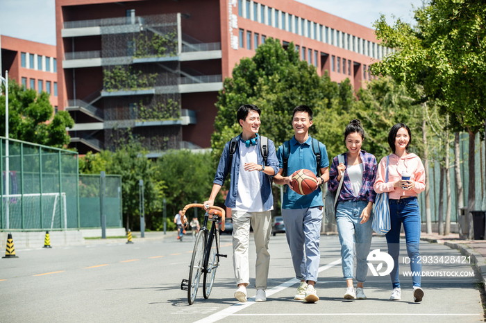 快乐的大学生在校园里步行