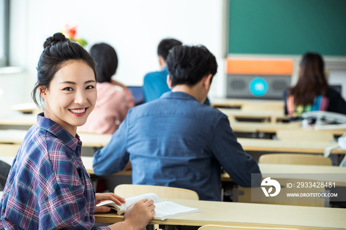 大学生在教室内上课