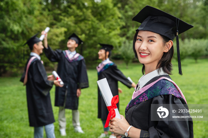 户外穿着学士服的大学生们