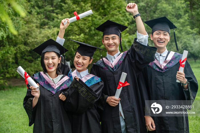 户外兴奋的穿着学士服的大学生们