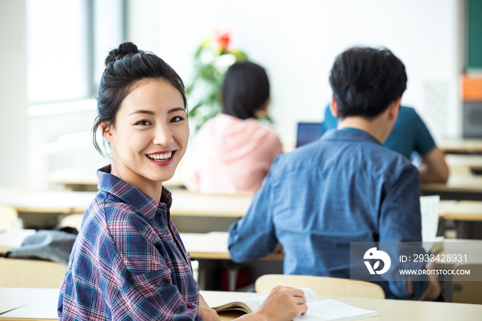 大学生在教室内上课