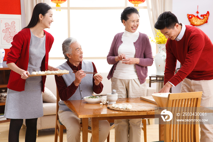 快乐家庭过新年包饺子